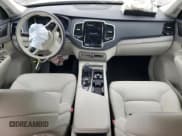 ✅ 2023 Volvo XC90 Plus • VIN: YV4H600N6P1975522 • Lot: 57581404. Wystawiony na Copart z przebiegiem 6 683 mil. Bezpłatny archiwum sprzedaży aukcyjnych z USA i szczegółowy raport historii pojazdu na DreamBid. Zdjęcie 8.