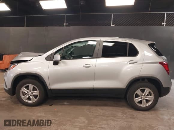 ✅ 2022 Chevrolet Trax LS • VIN: KL7CJNSMXNB555960 • Lot: 42563564. Wystawiony na IAAI z przebiegiem 28 553 mil. Bezpłatny archiwum sprzedaży aukcyjnych z USA i szczegółowy raport historii pojazdu na DreamBid. Zdjęcie 14.