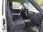 2000 Chevrolet Silverado 1500 LS z VIN 2GCEK19T8Y1280401, wystawiony jako IAAI lot #43335240 z przebiegiem 286 458 mil mil oraz . Historia ofert i sprzedaży dostępna na DreamBid. Obrazek 5.