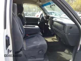 2000 Chevrolet Silverado 1500 LS z VIN 2GCEK19T8Y1280401, wystawiony jako IAAI lot #43335240 z przebiegiem 286 458 mil mil oraz . Historia ofert i sprzedaży dostępna na DreamBid. Obrazek 5.