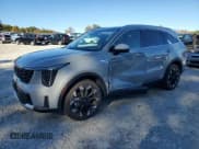 ✅ 2025 Kia Sorento X-Line EX • VIN: 5XYRHDJFXSG376177 • Lot: 86090995. Wystawiony na Copart z przebiegiem 11 477 mil. Bezpłatny archiwum sprzedaży aukcyjnych z USA i szczegółowy raport historii pojazdu na DreamBid. Zdjęcie 1.