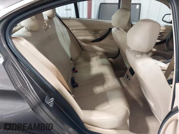 ✅ 2013 BMW 3 Series 328i xDrive • VIN: WBA3B5G55DNS03879 • Lot: 43033737. Wystawiony na IAAI z przebiegiem 139 933 mil. Bezpłatny archiwum sprzedaży aukcyjnych z USA i szczegółowy raport historii pojazdu na DreamBid. Zdjęcie 8.