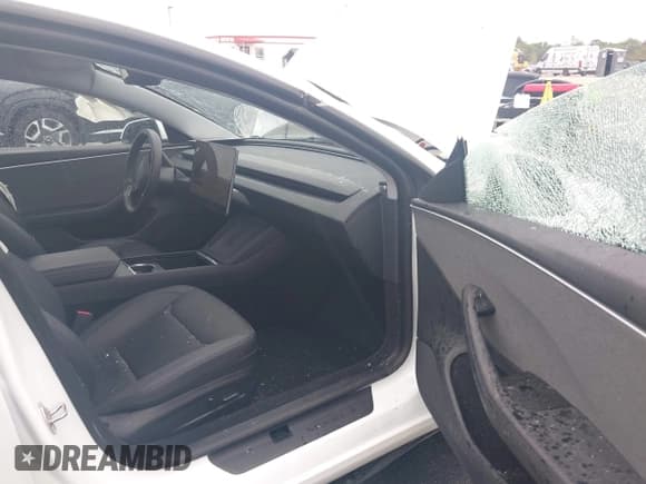 ✅ 2024 Tesla Model 3 • VIN: 5YJ3E1EAXRF740594 • Lot: 42423152. Wystawiony na IAAI z przebiegiem 7 604 mil. Bezpłatny archiwum sprzedaży aukcyjnych z USA i szczegółowy raport historii pojazdu na DreamBid. Zdjęcie 5.