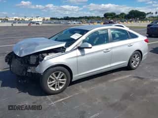 2017 Hyundai Sonata 2.4L z VIN 5NPE24AF9HH542660, wystawiony jako IAAI lot #43451542 z przebiegiem 131 388 mil mil oraz . Historia ofert i sprzedaży dostępna na DreamBid. Obrazek 2.