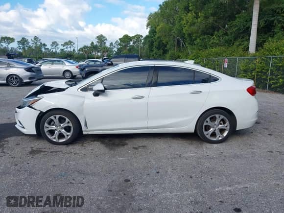 2017 Chevrolet Cruze Premier z VIN 1G1BF5SM8H7267631, wystawiony jako IAAI lot #43521640 z przebiegiem 111 180 mil mil oraz . Historia ofert i sprzedaży dostępna na DreamBid. Obrazek 14.