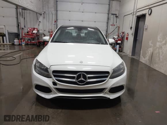 ✅ 2017 Mercedes-Benz C 300 • VIN: 55SWF4KB8HU180340 • Lot: 41613092. Wystawiony na IAAI z przebiegiem 82 818 mil. Bezpłatny archiwum sprzedaży aukcyjnych z USA i szczegółowy raport historii pojazdu na DreamBid. Zdjęcie 12.
