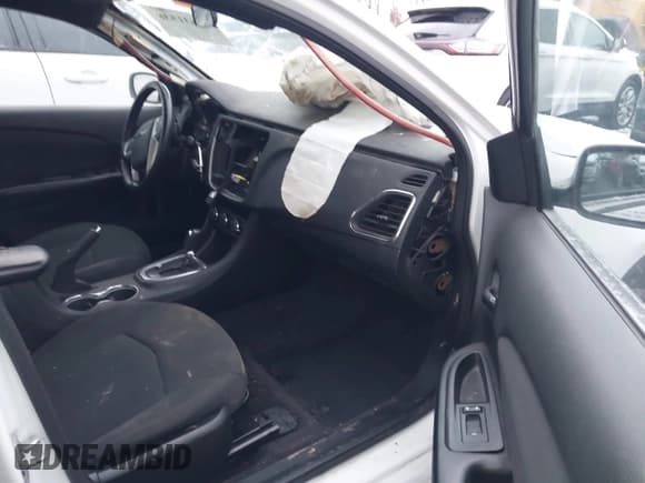 ✅ 2012 Chrysler 200 Touring • VIN: 1C3CCBBB2CN160648 • Lot: 43631538. Wystawiony na IAAI z przebiegiem 130 436 mil. Bezpłatny archiwum sprzedaży aukcyjnych z USA i szczegółowy raport historii pojazdu na DreamBid. Zdjęcie 5.