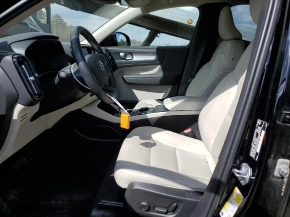 ✅ 2021 Volvo XC40 Momentum • VIN: YV4AC2HK7M2557086 • Lot: 83830365. Wystawiony na Copart z przebiegiem 42 402 mil. Bezpłatny archiwum sprzedaży aukcyjnych z USA i szczegółowy raport historii pojazdu na DreamBid. Zdjęcie 7.