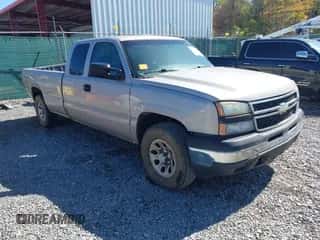 2006 Chevrolet Silverado 1500 Work Truck z VIN 1GCEK19T46E110208, wystawiony jako IAAI lot #43324395 z przebiegiem 344 114 mil mil oraz . Historia ofert i sprzedaży dostępna na DreamBid. Obrazek 1.