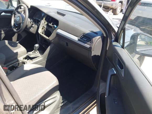 ✅ 2020 Volkswagen Tiguan S • VIN: 3VV1B7AXXLM033223 • Lot: 42906678. Wystawiony na IAAI z przebiegiem 36 927 mil. Bezpłatny archiwum sprzedaży aukcyjnych z USA i szczegółowy raport historii pojazdu na DreamBid. Zdjęcie 5.