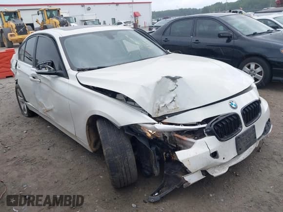✅ 2015 BMW 3 Series 328i xDrive • VIN: WBA3B5C59FF962117 • Lot: 42624295. Wystawiony na IAAI z przebiegiem 138 334 mil. Bezpłatny archiwum sprzedaży aukcyjnych z USA i szczegółowy raport historii pojazdu na DreamBid. Zdjęcie 6.
