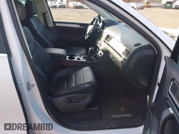 ✅ 2015 Volkswagen Touareg Sport • VIN: WVGEF9BP0FD007014 • Lot: 43592217. Listed on IAAI with 124,362 mi. Free auction sales archive from the USA and detailed vehicle history report at DreamBid. Image 5.