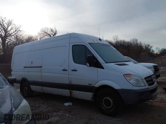 ✅ 2013 Mercedes-Benz Sprinter Cargo • VIN: WD3PE8CC3D5725941 • Lot: 41216662. Wystawiony na IAAI z przebiegiem 264 910 mil. Bezpłatny archiwum sprzedaży aukcyjnych z USA i szczegółowy raport historii pojazdu na DreamBid. Zdjęcie 13.
