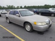 ✅ 1999 Lincoln Town Car Executive • VIN: 1LNHM81W5XY665105 • Lot: 42908252. Wystawiony na IAAI z przebiegiem 58 936 mil. Bezpłatny archiwum sprzedaży aukcyjnych z USA i szczegółowy raport historii pojazdu na DreamBid. Zdjęcie 1.