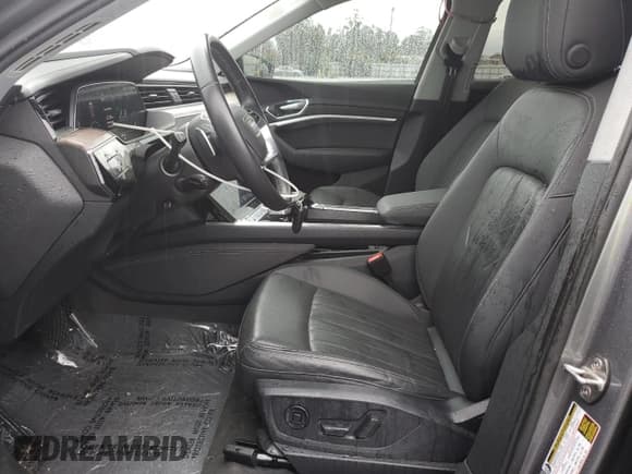 ✅ 2019 Audi e-tron Premium Plus • VIN: WA1LAAGE4KB011280 • Лот: 91477305. Опубликован ранее на Copart с пробегом 68 638 миль. Бесплатный доступ к архиву аукционных продаж из США и подробный отчёт об истории автомобиля на DreamBid. Изображение 7.