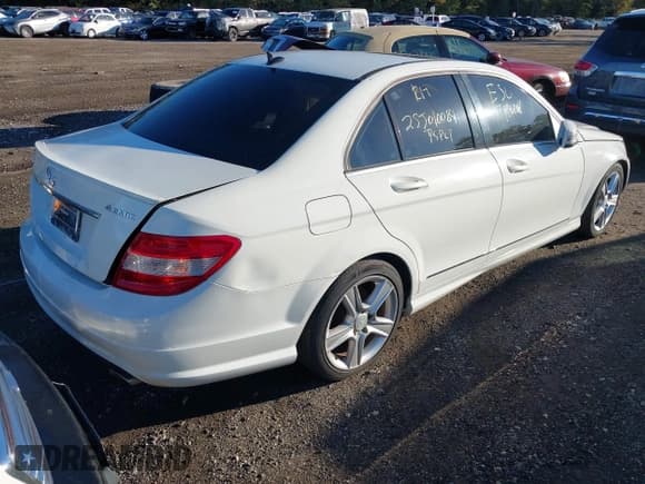 ✅ 2011 Mercedes-Benz C 300 Sport • VIN: WDDGF8BBXBR180490 • Lot: 43420128. Wystawiony na IAAI z przebiegiem Nie podano. Bezpłatny archiwum sprzedaży aukcyjnych z USA i szczegółowy raport historii pojazdu na DreamBid. Zdjęcie 4.