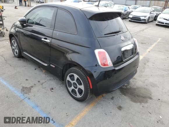 ✅ 2015 FIAT 500e • VIN: 3C3CFFGE3FT642311 • Lot: 82676164. Listed on Copart with 27,925 mi. Free auction sales archive from the USA and detailed vehicle history report at DreamBid. Image 2.