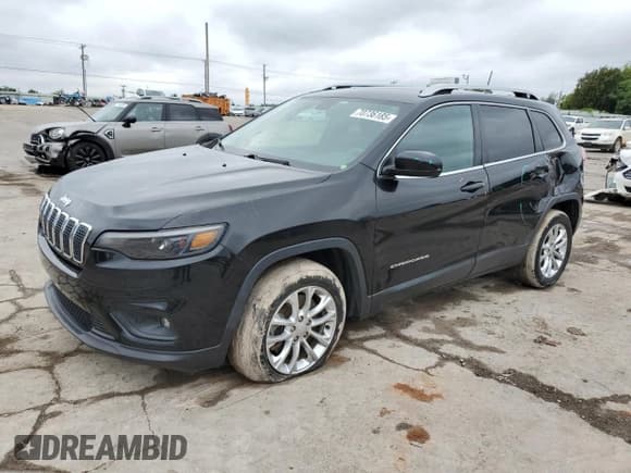 ✅ 2019 Jeep Cherokee Latitude • VIN: 1C4PJLCB0KD242910 • Lot: 70736185. Wystawiony na Copart z przebiegiem 101 648 mil. Bezpłatny archiwum sprzedaży aukcyjnych z USA i szczegółowy raport historii pojazdu na DreamBid. Zdjęcie 1.