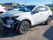 ✅ 2025 Buick Envision Preferred • VIN: LRBFZKE41SD008271 • Lot: 43391734. Wystawiony na IAAI z przebiegiem 1 581 mil. Bezpłatny archiwum sprzedaży aukcyjnych z USA i szczegółowy raport historii pojazdu na DreamBid. Zdjęcie 2.