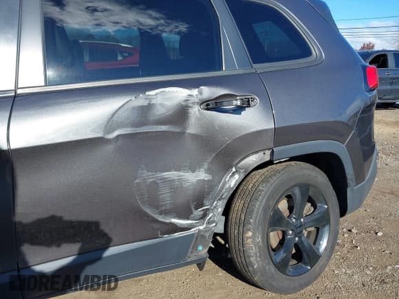 ✅ 2017 Jeep Cherokee Limited • VIN: 1C4PJMDB1HW524720 • Lot: 40827046. Wystawiony na IAAI z przebiegiem 72 559 mil. Bezpłatny archiwum sprzedaży aukcyjnych z USA i szczegółowy raport historii pojazdu na DreamBid. Zdjęcie 17.