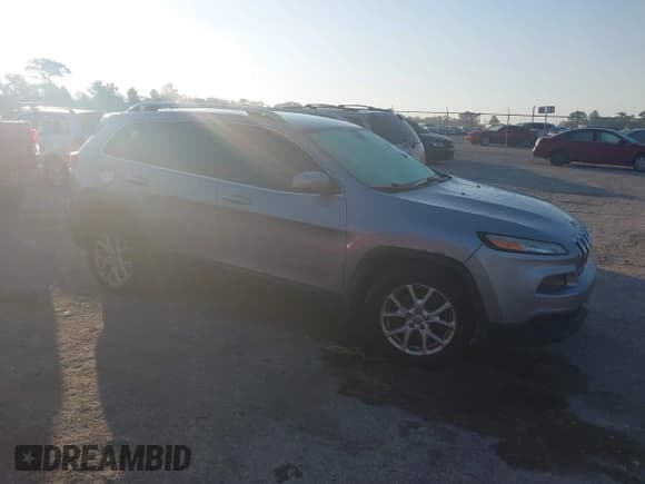 ✅ 2014 Jeep Cherokee Latitude • VIN: 1C4PJLCB5EW225657 • Lot: 43714635. Wystawiony na IAAI z przebiegiem 198 486 mil. Bezpłatny archiwum sprzedaży aukcyjnych z USA i szczegółowy raport historii pojazdu na DreamBid. Zdjęcie 1.