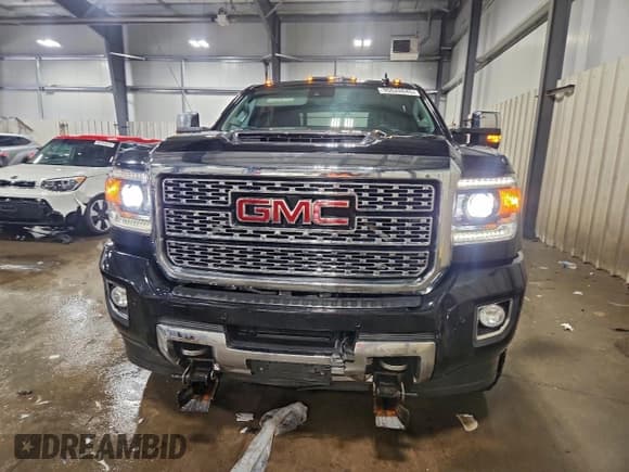 ✅ 2018 GMC Sierra 3500HD Denali • VIN: 1GT42YEYXJF169000 • Lot: 95628845. Wystawiony na Copart z przebiegiem 127 499 mil. Bezpłatny archiwum sprzedaży aukcyjnych z USA i szczegółowy raport historii pojazdu na DreamBid. Zdjęcie 5.