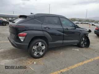 2024 Hyundai Kona SEL z VIN KM8HBCAB0RU103127, wystawiony jako Copart lot #71463955 z przebiegiem 94 189 mil mil oraz Szkoda całkowita • Salvage title. Historia ofert i sprzedaży dostępna na DreamBid. Obrazek 3.