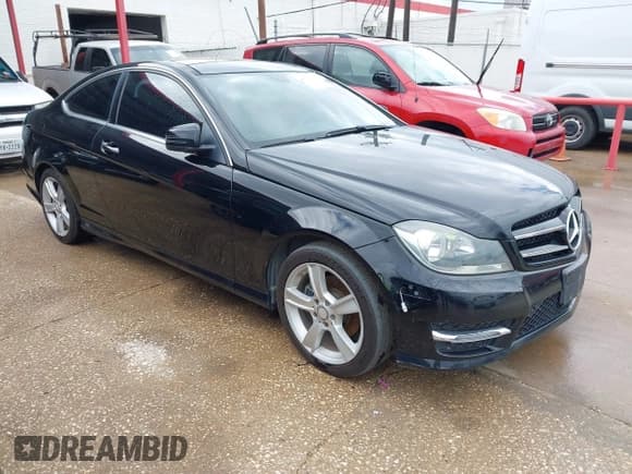✅ 2015 Mercedes-Benz C 250 • VIN: WDDGJ4HBXFG383850 • Lot: 41809724. Wystawiony na IAAI z przebiegiem 100 032 mil. Bezpłatny archiwum sprzedaży aukcyjnych z USA i szczegółowy raport historii pojazdu na DreamBid. Zdjęcie 1.