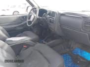 ✅ 2003 Chevrolet S-10 • VIN: 1GCDT19X838141290 • Lot: 43669807. Wystawiony na IAAI z przebiegiem 258 912 mil. Bezpłatny archiwum sprzedaży aukcyjnych z USA i szczegółowy raport historii pojazdu na DreamBid. Zdjęcie 5.