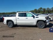✅ 2025 GMC Sierra 1500 Denali Ultimate • VIN: 1GTUUHE89SZ160900 • Лот: 43421077. Опубликован ранее на IAAI с пробегом 6 086 миль. Бесплатный доступ к архиву аукционных продаж из США и подробный отчёт об истории автомобиля на DreamBid. Изображение 13.