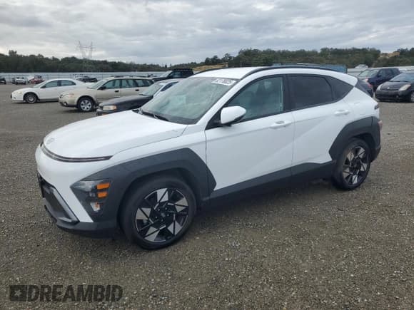 ✅ 2024 Hyundai Kona SEL • VIN: KM8HC3AB9RU087393 • Лот: 82178025. Опубликован ранее на Copart с пробегом 14 394 миль. Бесплатный доступ к архиву аукционных продаж из США и подробный отчёт об истории автомобиля на DreamBid. Изображение 1.