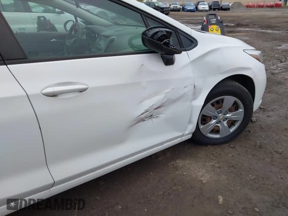 ✅ 2018 Chevrolet Cruze LS • VIN: 1G1BC5SM0J7218504 • Lot: 43614029. Listed on IAAI with 81,472 mi. Free auction sales archive from the USA and detailed vehicle history report at DreamBid. Image 17.