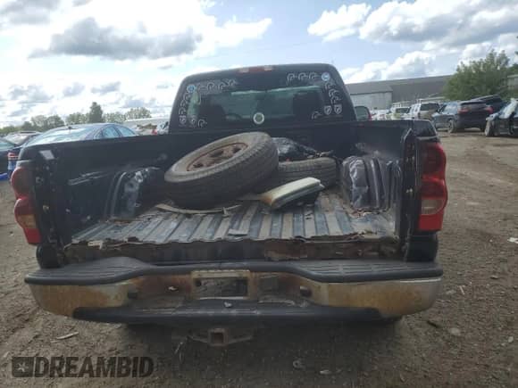 2004 Chevrolet Silverado 1500 Work Truck z VIN 1GCEK14V64Z133889, wystawiony jako Copart lot #67903994 z przebiegiem 118 023 mil mil oraz Czysty tytuł • Clean title. Historia ofert i sprzedaży dostępna na DreamBid. Obrazek 6.