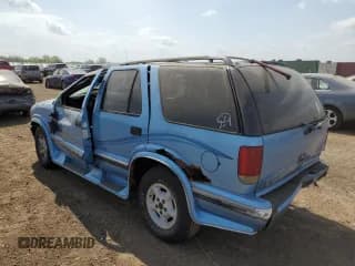 ✅ 1997 Chevrolet Blazer LS • VIN: 1GNDT13W6V2137154 • Lot: 56912355. Wystawiony na Copart z przebiegiem 213 487 mil. Bezpłatny archiwum sprzedaży aukcyjnych z USA i szczegółowy raport historii pojazdu na DreamBid. Zdjęcie 2.