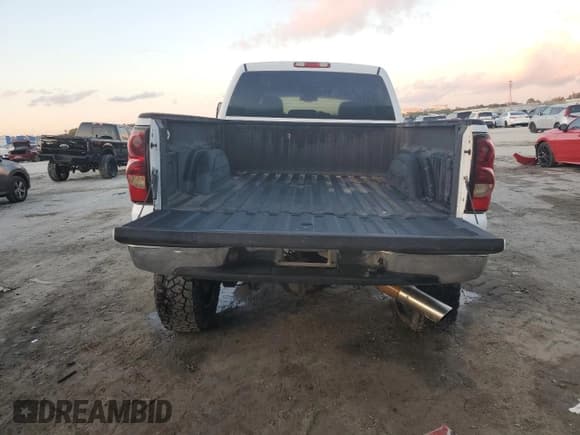 ✅ 2006 Chevrolet Silverado 2500HD LT3 • VIN: 1GCHK23D56F156919 • Lot: 84831324. Wystawiony na Copart z przebiegiem Nie podano. Bezpłatny archiwum sprzedaży aukcyjnych z USA i szczegółowy raport historii pojazdu na DreamBid. Zdjęcie 6.