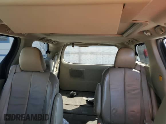 2011 Toyota Sienna XLE AAS с VIN 5TDYK3DC2BS074927, выставлен на аукционе Copart как лот 72093655 с пробегом Не указан миль и Чистый • Clean title. История ставок и продаж доступна на DreamBid. Изображение 10.