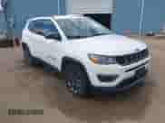 2021 Jeep Compass 80th Anniversary z VIN 3C4NJCEB6MT571564, wystawiony jako IAAI lot #42591643 z przebiegiem 56 999 mil mil oraz . Historia ofert i sprzedaży dostępna na DreamBid. Obrazek 1.