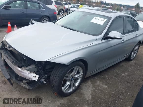 ✅ 2017 BMW 3 Series 340i xDrive • VIN: WBA8B7C39HK806640 • Lot: 43741085. Wystawiony na IAAI z przebiegiem 101 837 mil. Bezpłatny archiwum sprzedaży aukcyjnych z USA i szczegółowy raport historii pojazdu na DreamBid. Zdjęcie 20.
