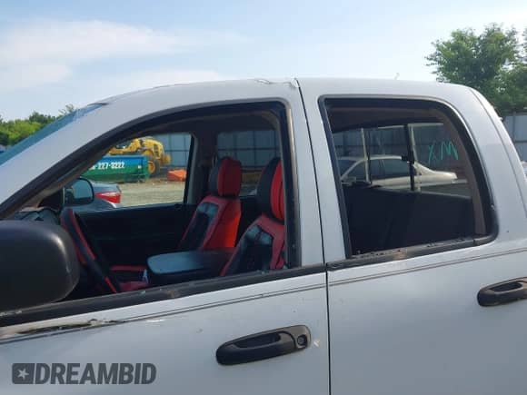 2003 Dodge 1500 ST z VIN 1D7HA18N83S214724, wystawiony jako IAAI lot #42566134 z przebiegiem 280 750 mil mil oraz . Historia ofert i sprzedaży dostępna na DreamBid. Obrazek 13.