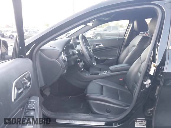 ✅ 2019 Mercedes-Benz GLA 250 • VIN: WDCTG4GB2KU005696 • Лот: 42952279. Опубликован ранее на IAAI с пробегом 47 943 миль. Бесплатный доступ к архиву аукционных продаж из США и подробный отчёт об истории автомобиля на DreamBid. Изображение 5.