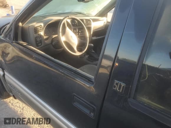 ✅ 1998 GMC Jimmy SLS • VIN: 1GKDT13W6W2552652 • Lot: 73538664. Wystawiony na Copart z przebiegiem Nie podano. Bezpłatny archiwum sprzedaży aukcyjnych z USA i szczegółowy raport historii pojazdu na DreamBid. Zdjęcie 8.