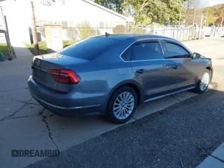 ✅ 2017 Volkswagen Passat SE • VIN: 1VWBT7A30HC052365 • Lot: 43556180. Wystawiony na IAAI z przebiegiem 139 728 mil. Bezpłatny archiwum sprzedaży aukcyjnych z USA i szczegółowy raport historii pojazdu na DreamBid. Zdjęcie 4.