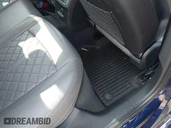 ✅ 2018 Audi S4 Premium Plus • VIN: WAUB4AF41JA057409 • Lot: 43087244. Wystawiony na IAAI z przebiegiem 82 791 mil. Bezpłatny archiwum sprzedaży aukcyjnych z USA i szczegółowy raport historii pojazdu na DreamBid. Zdjęcie 8.