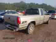 1999 Chevrolet Silverado 1500 z VIN 1GCEK19R9XR137516, wystawiony jako IAAI lot #42824638 z przebiegiem 2 657 634 mil mil oraz . Historia ofert i sprzedaży dostępna na DreamBid. Obrazek 4.