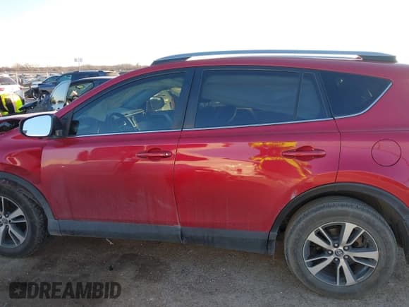 ✅ 2017 Toyota RAV4 XLE • VIN: JTMWFREV9HJ132455 • Lot: 41377871. Wystawiony na IAAI z przebiegiem 137 493 mil. Bezpłatny archiwum sprzedaży aukcyjnych z USA i szczegółowy raport historii pojazdu na DreamBid. Zdjęcie 13.