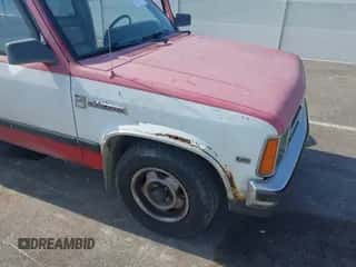 1988 Dodge Dakota z VIN 1B7FN14X4JS766943, wystawiony jako IAAI lot #42588206 z przebiegiem 183 527 mil mil oraz . Historia ofert i sprzedaży dostępna na DreamBid. Obrazek 6.