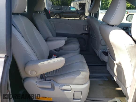 ✅ 2012 Toyota Sienna XLE • VIN: 5TDDK3DC5CS036642 • Lot: 60503325. Wystawiony na Copart z przebiegiem 199 097 mil. Bezpłatny archiwum sprzedaży aukcyjnych z USA i szczegółowy raport historii pojazdu na DreamBid. Zdjęcie 11.