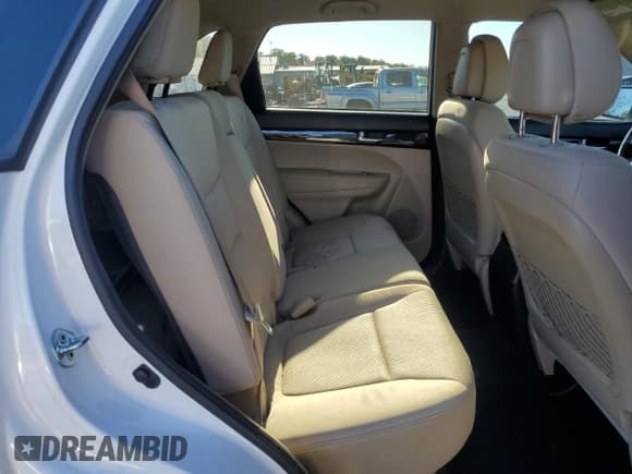 ✅ 2012 Kia Sorento LX • VIN: 5XYKTDA23CG208511 • Lot: 85858285. Wystawiony na Copart z przebiegiem 111 495 mil. Bezpłatny archiwum sprzedaży aukcyjnych z USA i szczegółowy raport historii pojazdu na DreamBid. Zdjęcie 11.