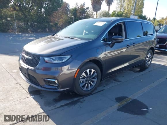 ✅ 2022 Chrysler Pacifica Hybrid Touring L • VIN: 2C4RC1L7XNR139546 • Lot: 43577259. Listed on IAAI with 71,131 mi. Free auction sales archive from the USA and detailed vehicle history report at DreamBid. Image 19.