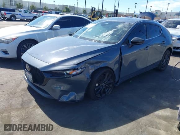 ✅ 2024 Mazda 3 S Carbon Edition • VIN: JM1BPBLM2R1656559 • Лот: 41598373. Опубликован ранее на IAAI с пробегом 10 847 миль. Бесплатный доступ к архиву аукционных продаж из США и подробный отчёт об истории автомобиля на DreamBid. Изображение 2.